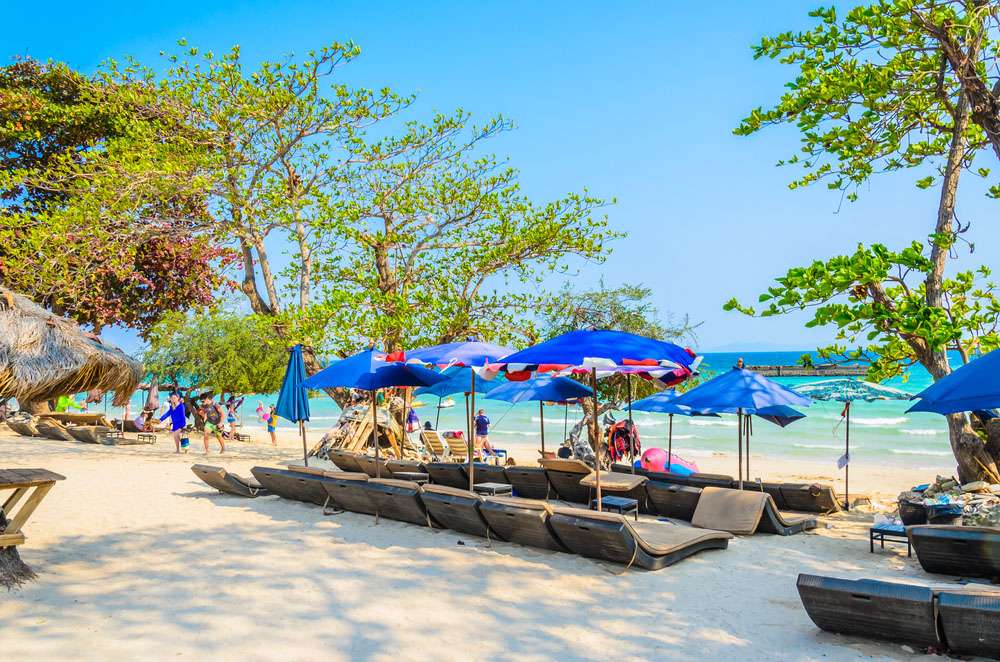 Les touristes se détendent sur la plage de Pattaya